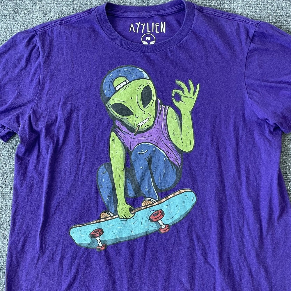 AYYLIEN Shirt Adult  Purple Alien Graphic Skateboard‎  Space Surfer Stoner Skate